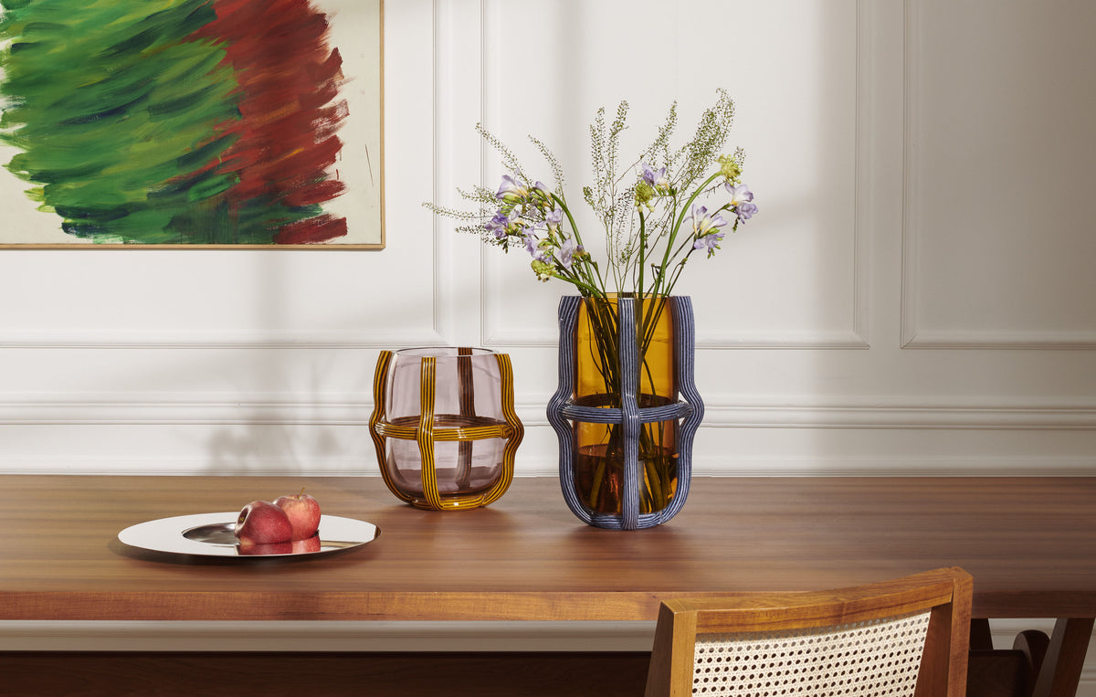 Vase Sestiere de Patricia Urquiola - Cassina-en situation sur une table, deux vases ambrés-Cassina