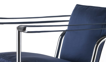 Fauteuil 1 dossier basculant (LC1) Villa Church - Cassina-détail des accoudoirs et du dossier en satin bleu-Cassina