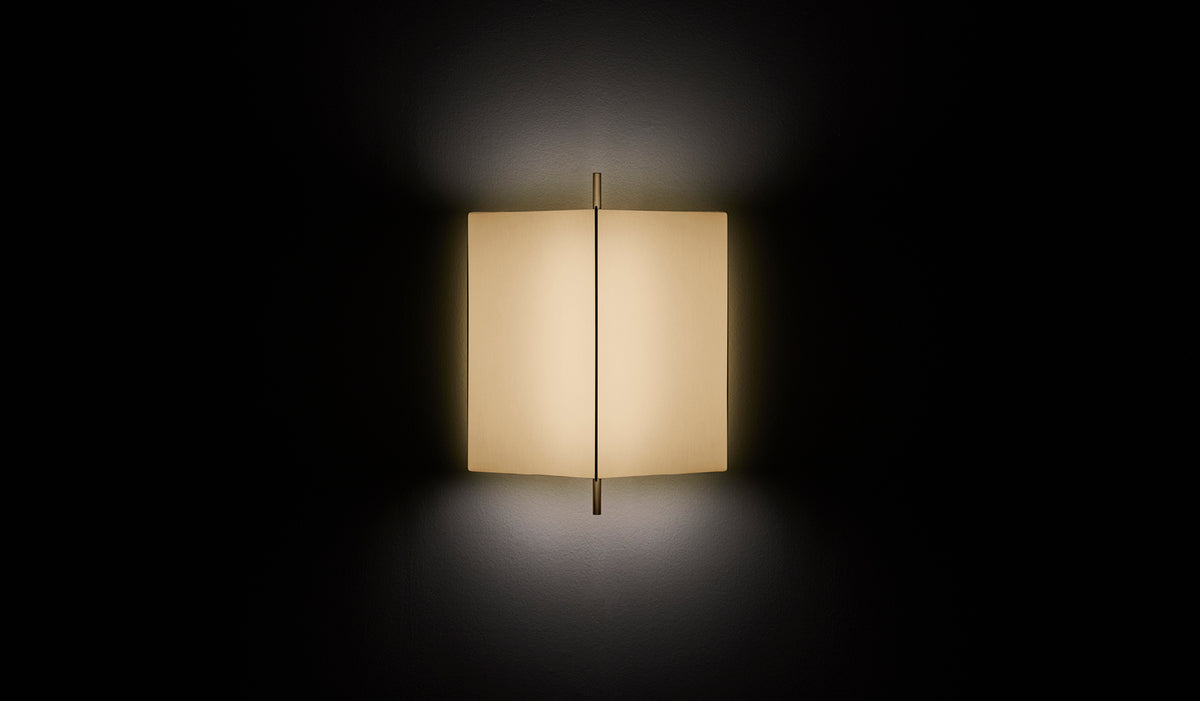 Applique 3to9 de Neri&amp;Hu - Cassina-allumée sur fond noir, abat-jour crème et tige dorée-Cassina