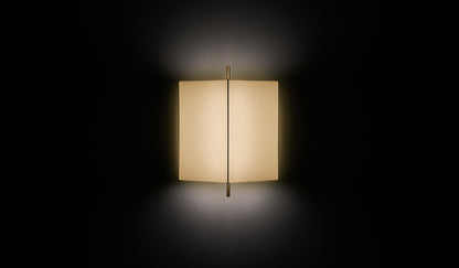 Applique 3to9 de Neri&amp;Hu - Cassina-allumée sur fond noir, abat-jour crème et tige dorée-Cassina