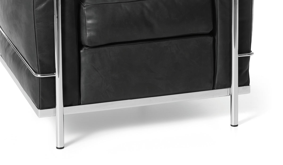 Fauteuil 2 Grand Confort (LC2) petit modèle - Cassina-détail de la structure chromée et du coussin-The Woods Gallery