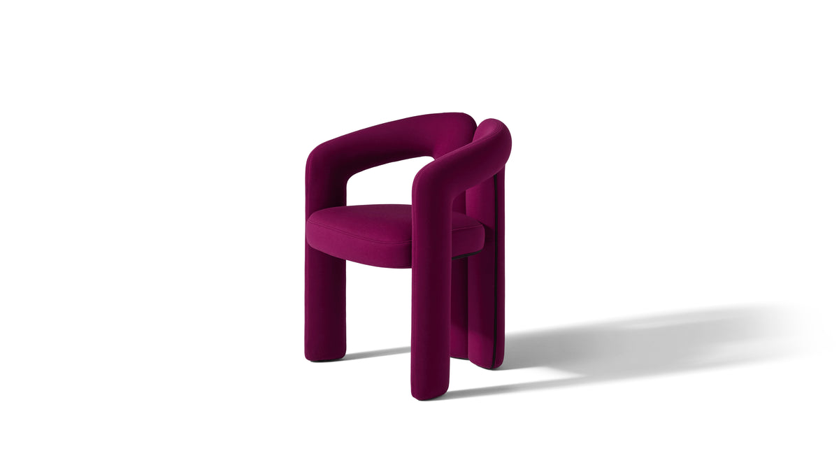 Chaise Dudet par Patricia Urquiola - Cassina-vue de trois quarts en velours prune, packshot HD-Cassina