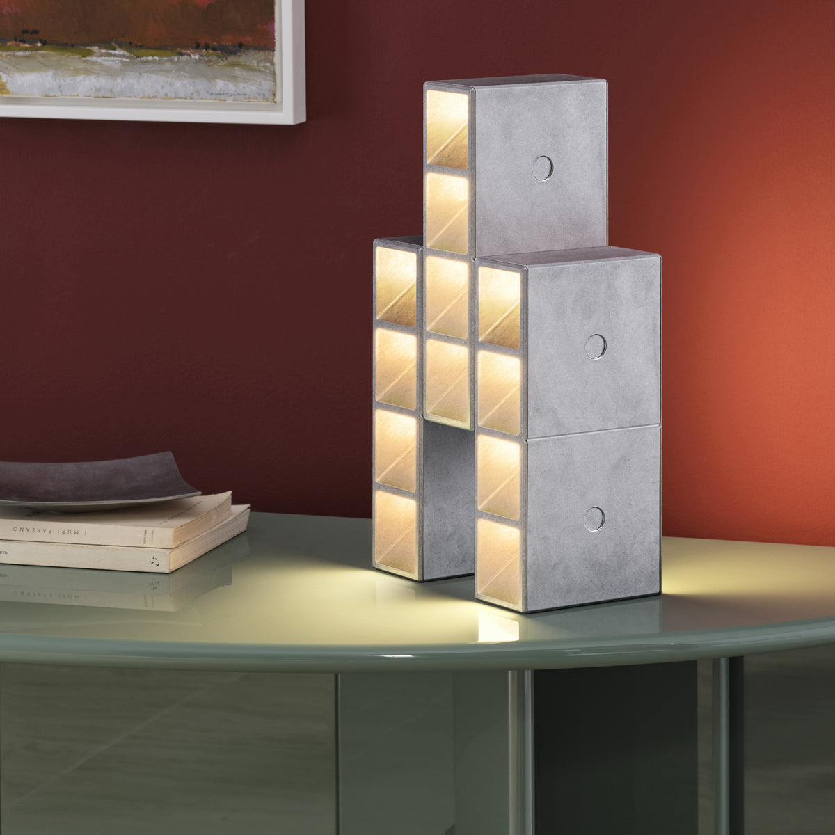 Lampe à poser Tsai Light de Mario Tsai - Cassina-lampe en blocs de pierre sur table verte-Cassina