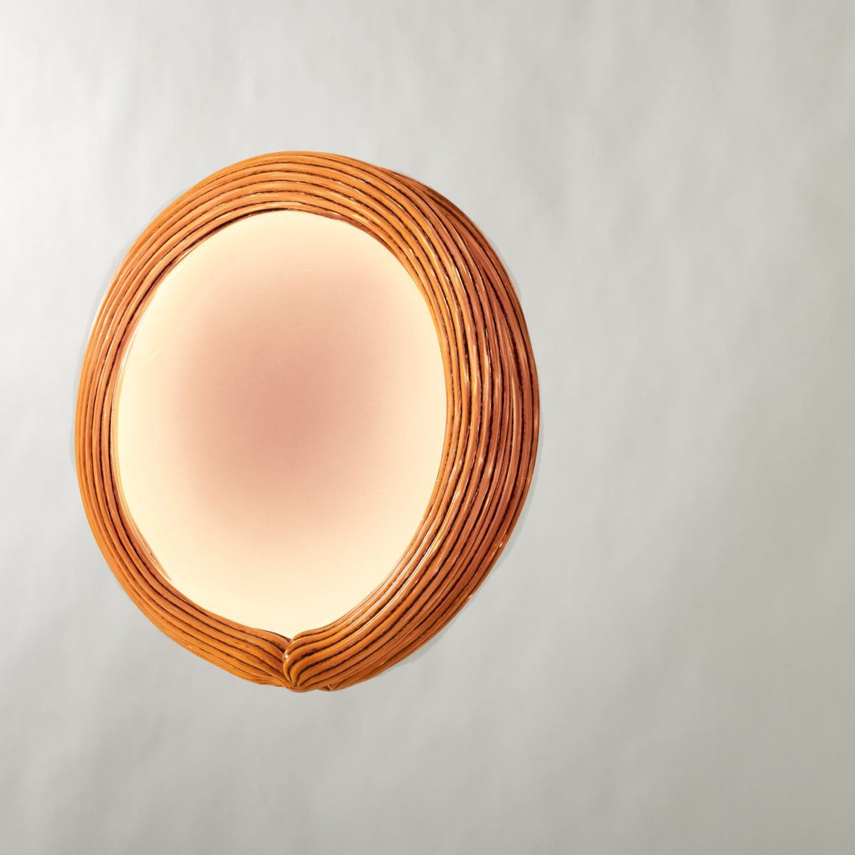 Miroir No Vanitas de Patricia Urquiola - Cassina-vue de face, cadre en rotin et lumière rose-Cassina
