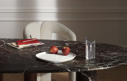 Plateau Collection Chandigarh de Le Corbusier - Cassina-plateau blanc en relief posé sur une table en marbre-Cassina