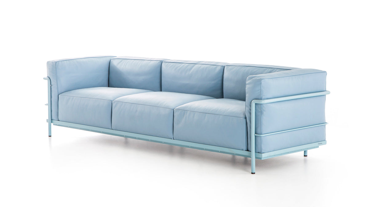 Canapé 3 Grand Confort (LC3) grand modèle, trois places - Cassina-vue de trois quarts, canapé bleu clair-Cassina