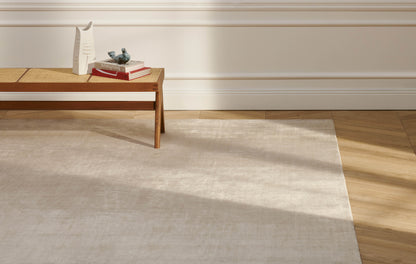 Tapis Atacama 3 en soie de bambou - Cassina-tapis beige clair devant un banc en bois et cannage-Cassina