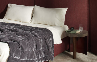 Plaid réversible Bluesky - Cassina-plaid en velours gris posé sur un lit-Cassina