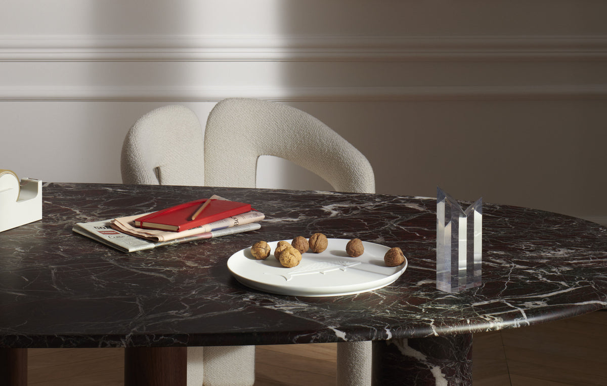 Plateau Collection Chandigarh de Le Corbusier - Cassina-plateau rond blanc avec noix, sur une table en marbre-Cassina