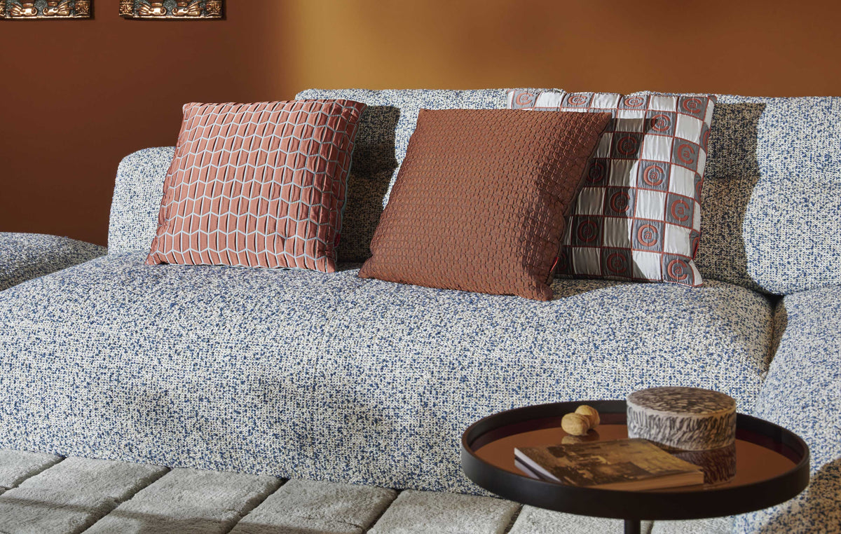 Coussin décoratif Frame - Cassina-coussins graphiques sur un canapé en tissu chiné, table d&