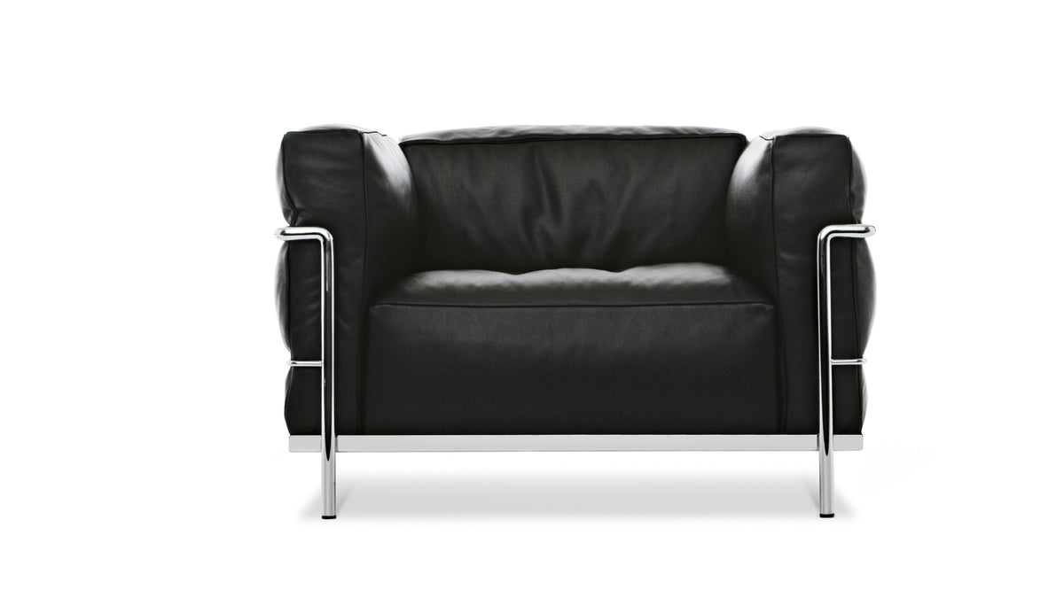 Fauteuil 3 Grand Confort (LC3) grand modèle - Cassina-vue de face, cuir noir et structure chromée-The Woods Gallery
