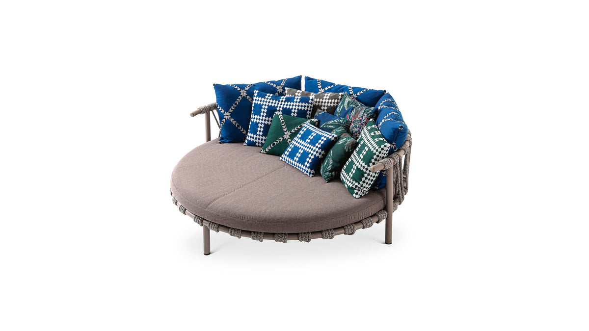Canapé extérieur Love Bed Trampoline de Patricia Urquiola - Cassina-vue de trois quarts, coussins bleus-The Woods Gallery