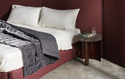 Plaid réversible Bluesky - Cassina-plaid gris posé sur un lit, chambre bordeaux-Cassina