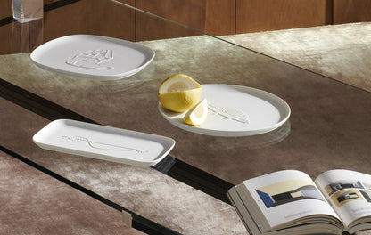 Plateau Collection Chandigarh de Le Corbusier - Cassina-assiettes blanches gravées sur table en verre-Cassina