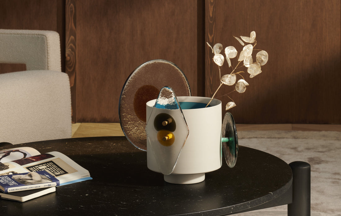 Vase Colourdisc de Bethan Laura Wood - Cassina-vase blanc avec disque en verre sur table basse-Cassina