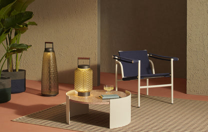 Lampe portable Ficupala Outdoor - Cassina-lanternes et fauteuil sur table basse en terrasse-Cassina