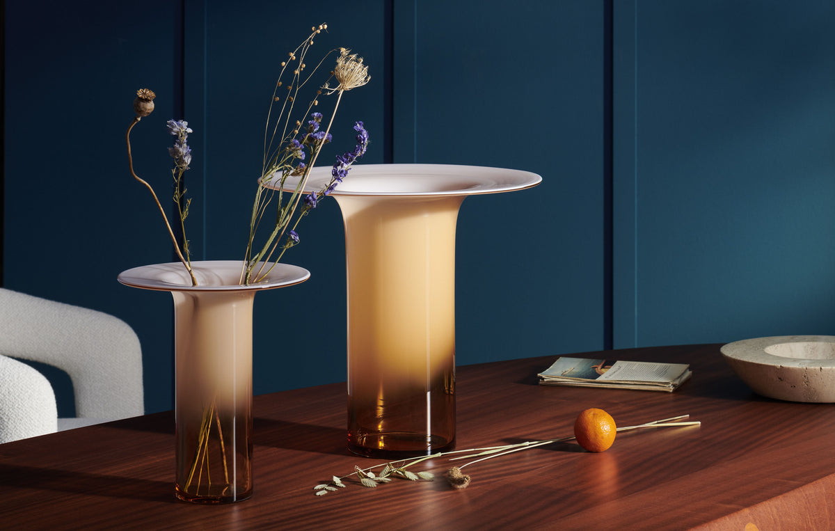 Vase Silvan en verre soufflé - Cassina-deux vases ambrés avec fleurs séchées sur table-Cassina