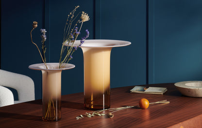 Vase Silvan en verre soufflé - Cassina-deux vases ambrés avec fleurs séchées sur table-Cassina