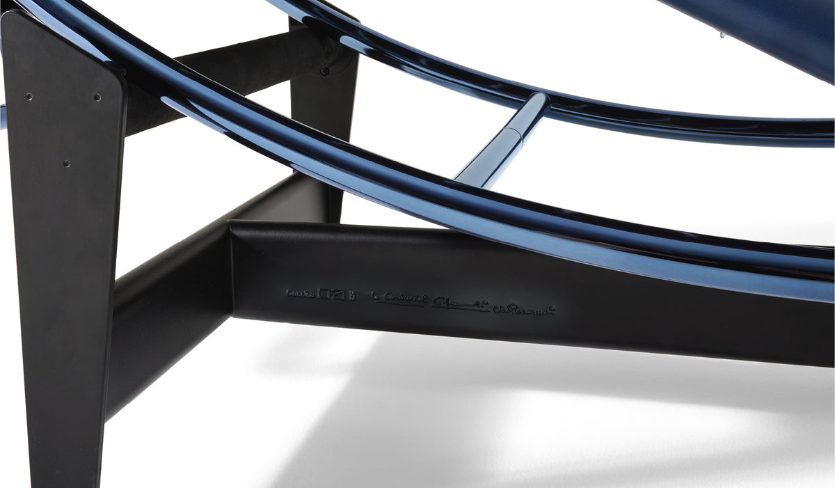 Chaise longue 4 (LC4) édition 60 ans - Cassina-détail du cadre noir et de la structure bleue-Cassina