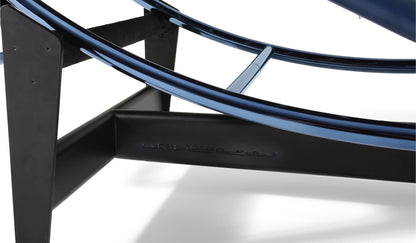 Chaise longue 4 (LC4) édition 60 ans - Cassina-détail du cadre noir et de la structure bleue-Cassina