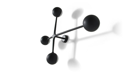 Applique Dot Pattern Light de Charles et Ray Eames - Cassina-vue de face, quatre sphères noires-Cassina