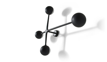 Applique Dot Pattern Light de Charles et Ray Eames - Cassina-vue de face, quatre sphères noires-Cassina