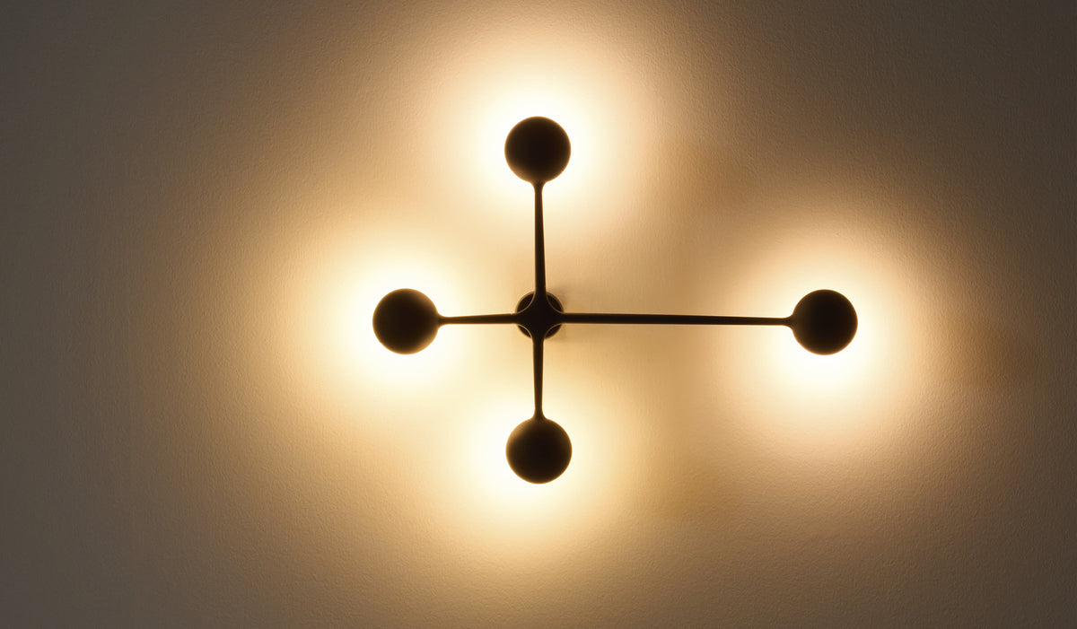 Applique Dot Pattern Light de Charles et Ray Eames - Cassina-applique allumée aux quatre sphères sur un mur-Cassina