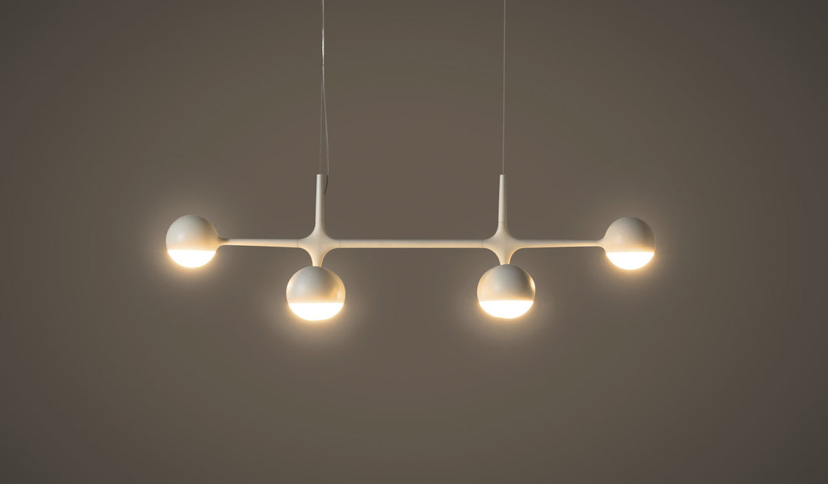 Suspension Dot Pattern Light de Charles et Ray Eames - Cassina-suspension blanche à sphères allumées sur fond sombre-Cassina