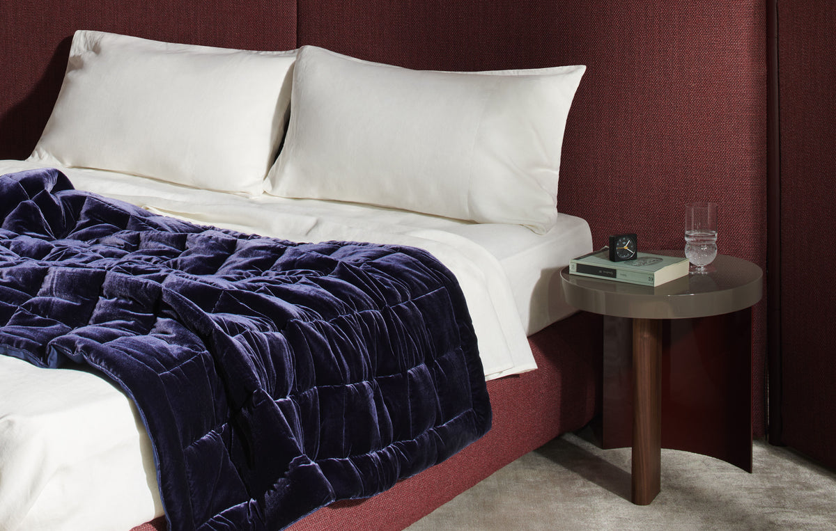 Plaid réversible Bluesky - Cassina-plaid en velours matelassé bleu nuit sur un lit-Cassina