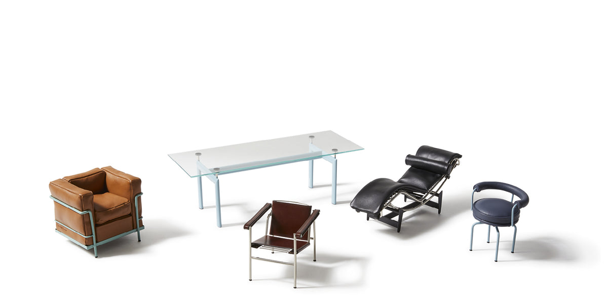 Miniatures Le Miniature de Le Corbusier, Jeanneret, Perriand - Cassina-cinq miniatures de sièges et table sur fond blanc-Cassina