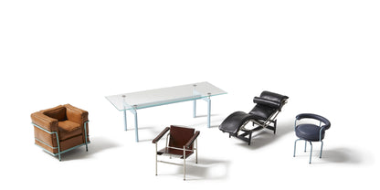 Miniatures Le Miniature de Le Corbusier, Jeanneret, Perriand - Cassina-cinq miniatures de sièges et table sur fond blanc-Cassina