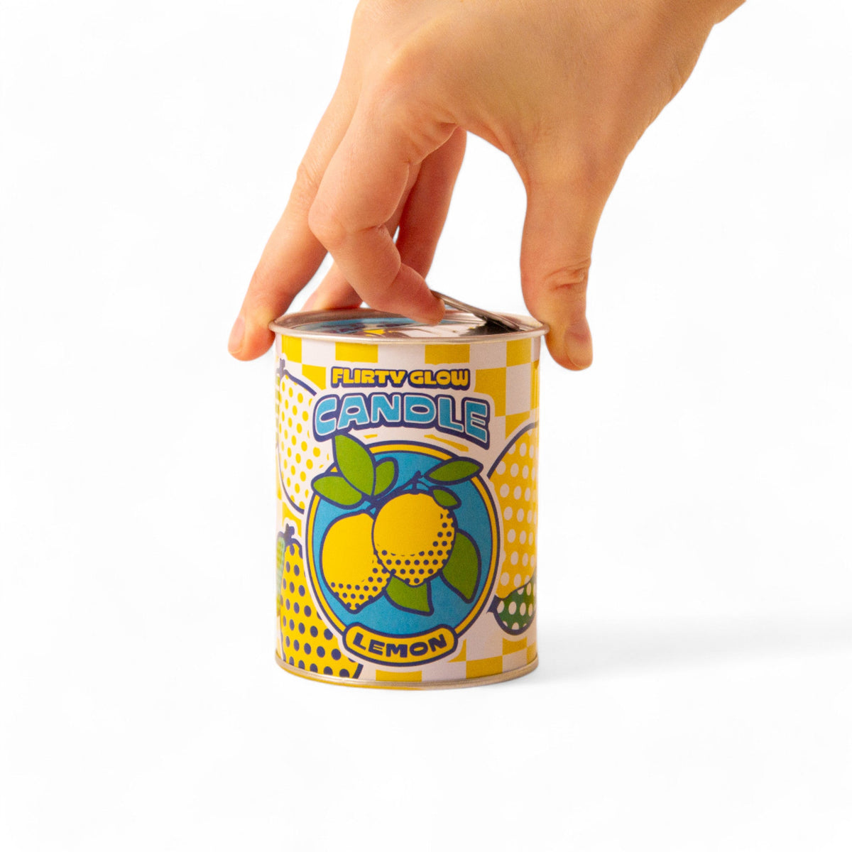 Bougie parfumée Flirty Glow Citron de Selab - Seletti-une main soulève le couvercle de la boîte-Seletti
