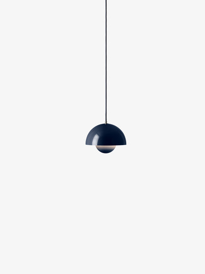 Petite suspension Flowerpot VP1 de Verner Panton - &amp;Tradition-Bleu acier, allumée-The Woods Gallery