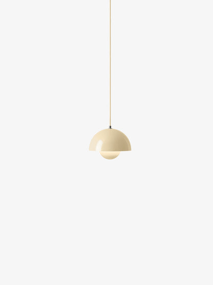 Petite suspension Flowerpot VP1 de Verner Panton - &amp;Tradition-Ivoire, allumée-The Woods Gallery