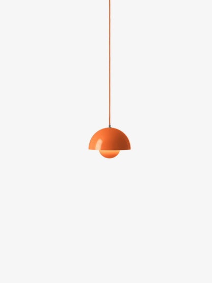 Petite suspension Flowerpot VP1 de Verner Panton - &amp;Tradition-Orange acidulé, allumée-The Woods Gallery
