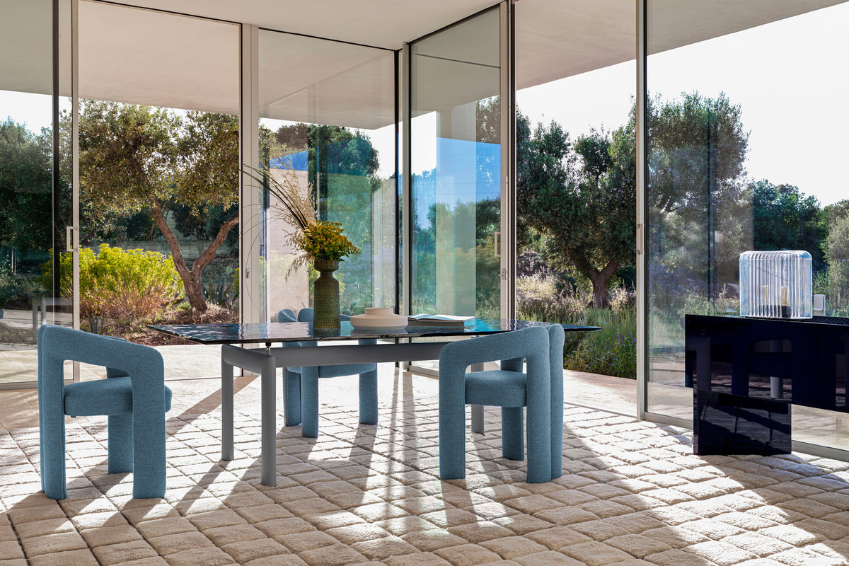 Chaise Dudet par Patricia Urquiola - Cassina-chaises bleues sur une terrasse vitrée, ambiance HD-Cassina