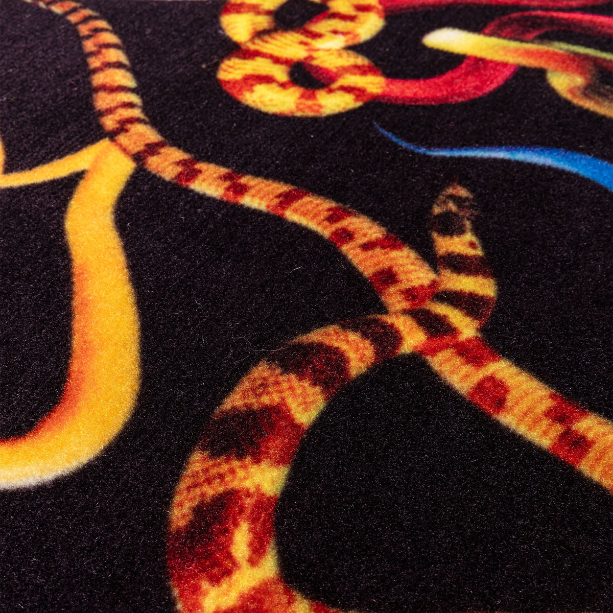 Tapis de cuisine Snakes de ToiletPaper - Seletti-vue 3-The Woods Gallery
