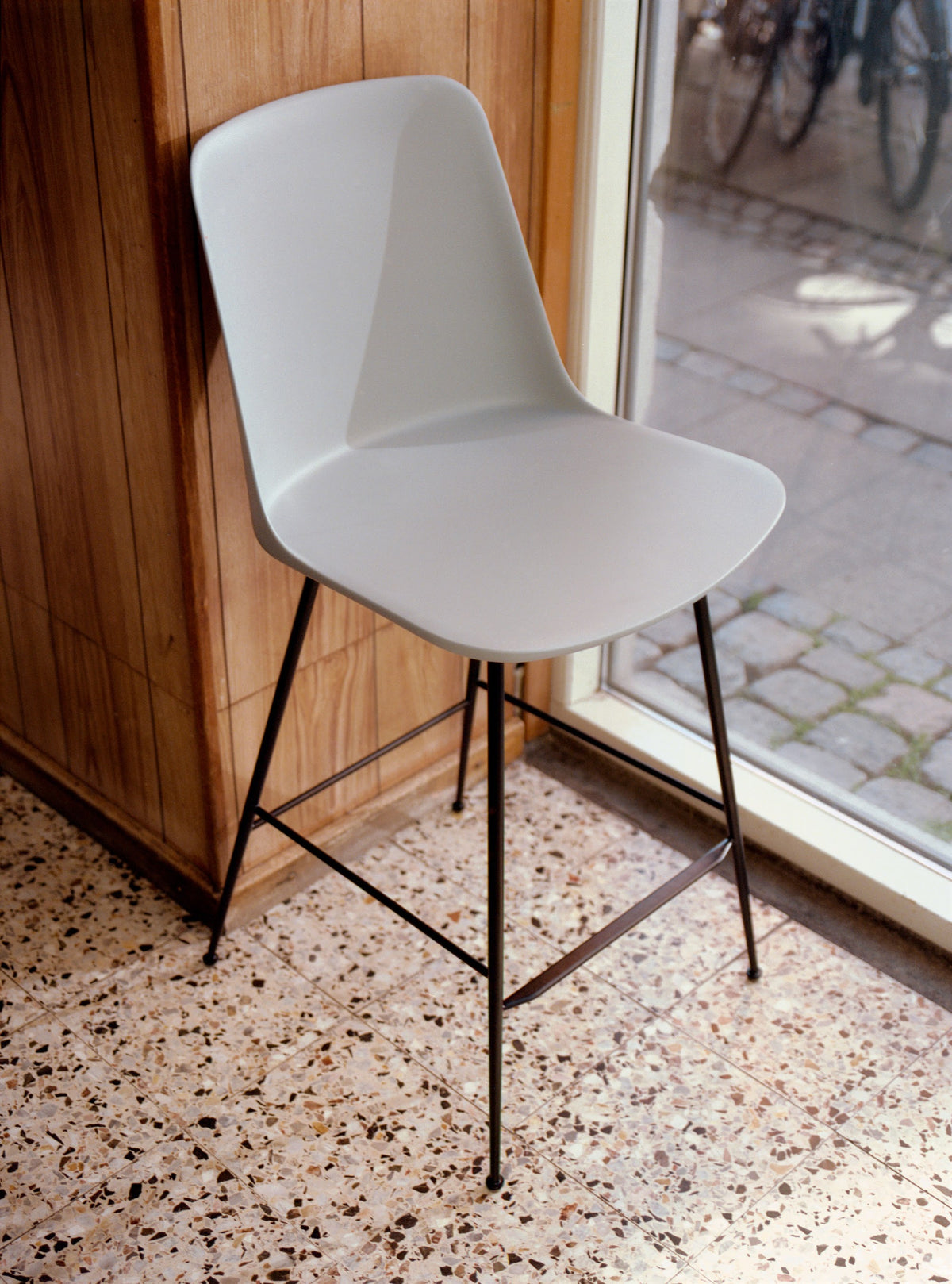 Chaises de bar Rely HW96 en situation - &amp;Tradition