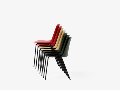 Chaises empilables Rely HW65 empilées, plusieurs coloris - &amp;Tradition