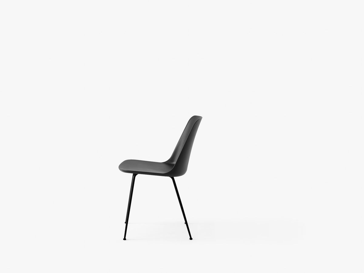 Chaise Rely HW6 Noir vue de profil - &amp;Tradition