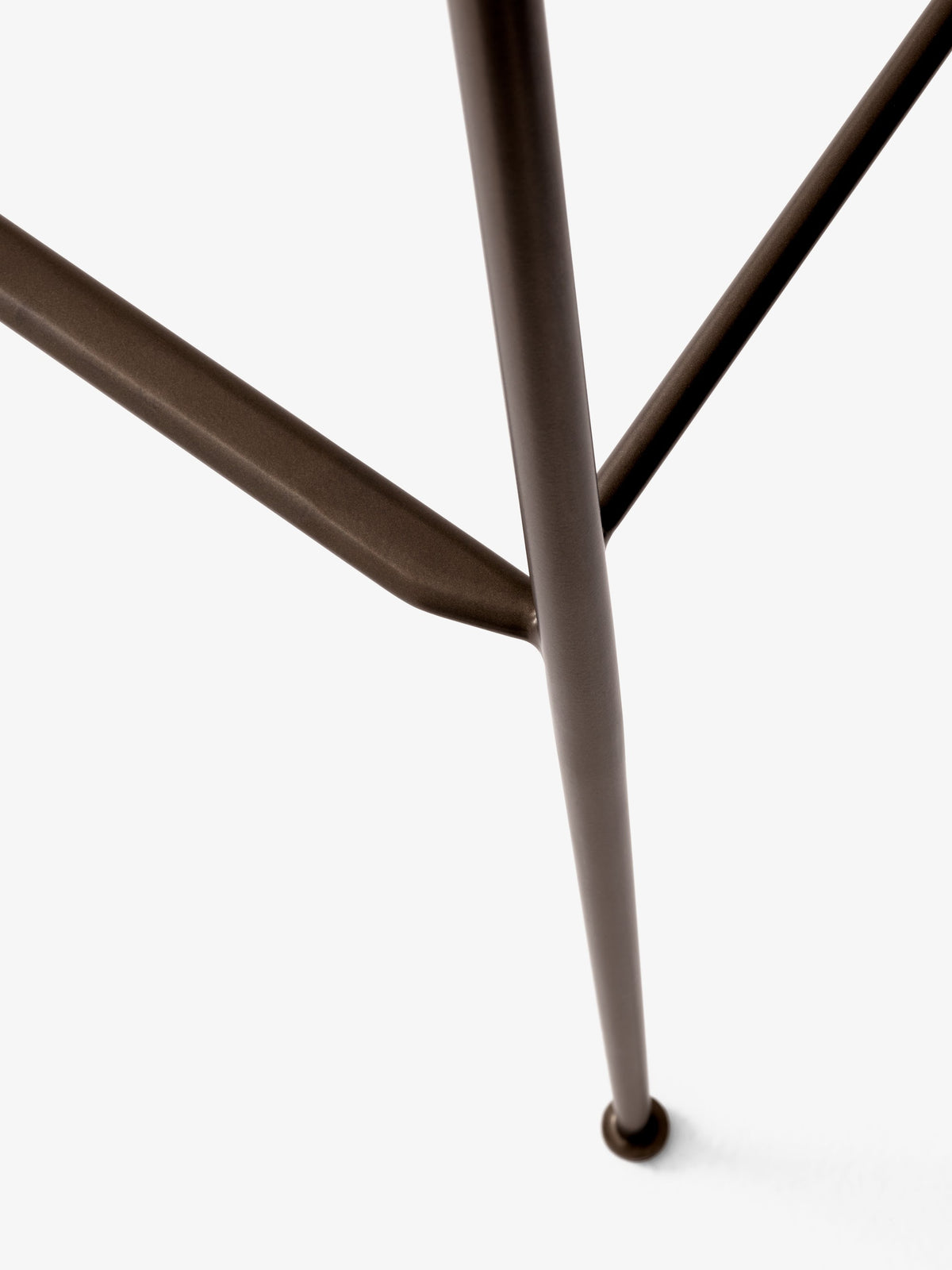 Tabouret de bar Rely HW86 détail du piètement tube bronze - &amp;Tradition