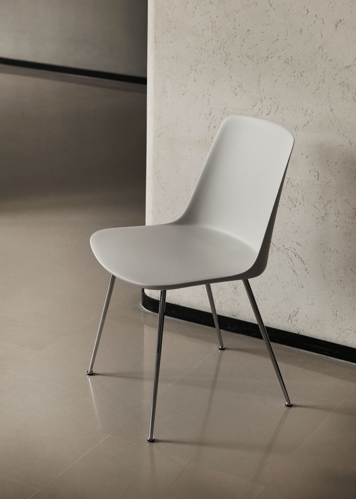 Chaise Rely HW6 en intérieur - &amp;Tradition