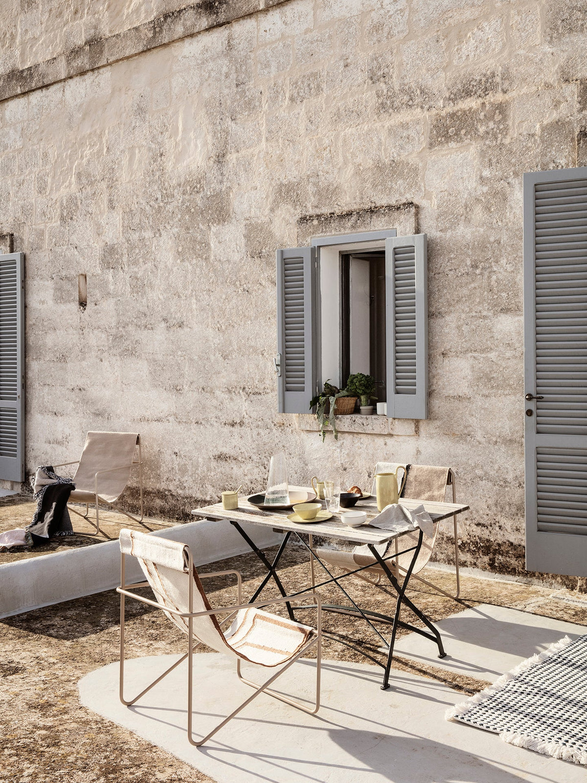 Fauteuil Desert - Ferm Living-Cashmere - Soil, en situation en terrasse-The Woods Gallery