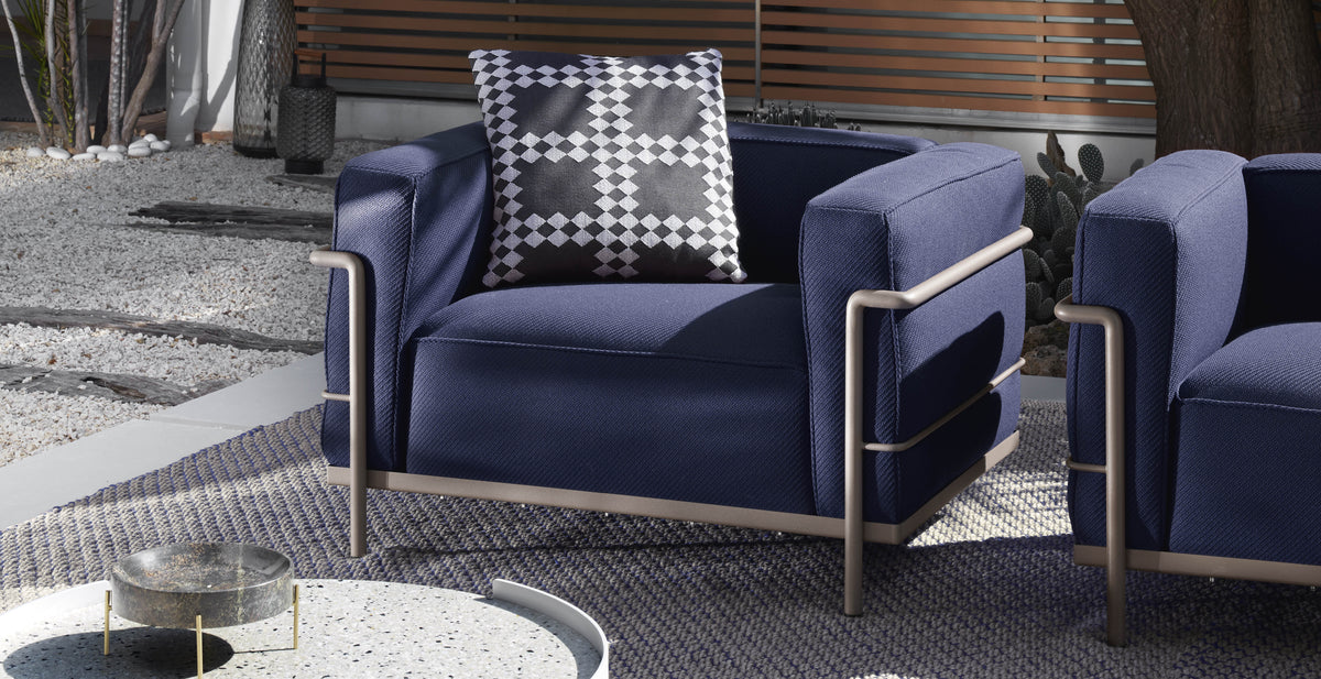 Fauteuil 3 Grand Confort (LC3) grand modèle, Outdoor - Cassina-fauteuil bleu avec coussin dans un jardin-Cassina
