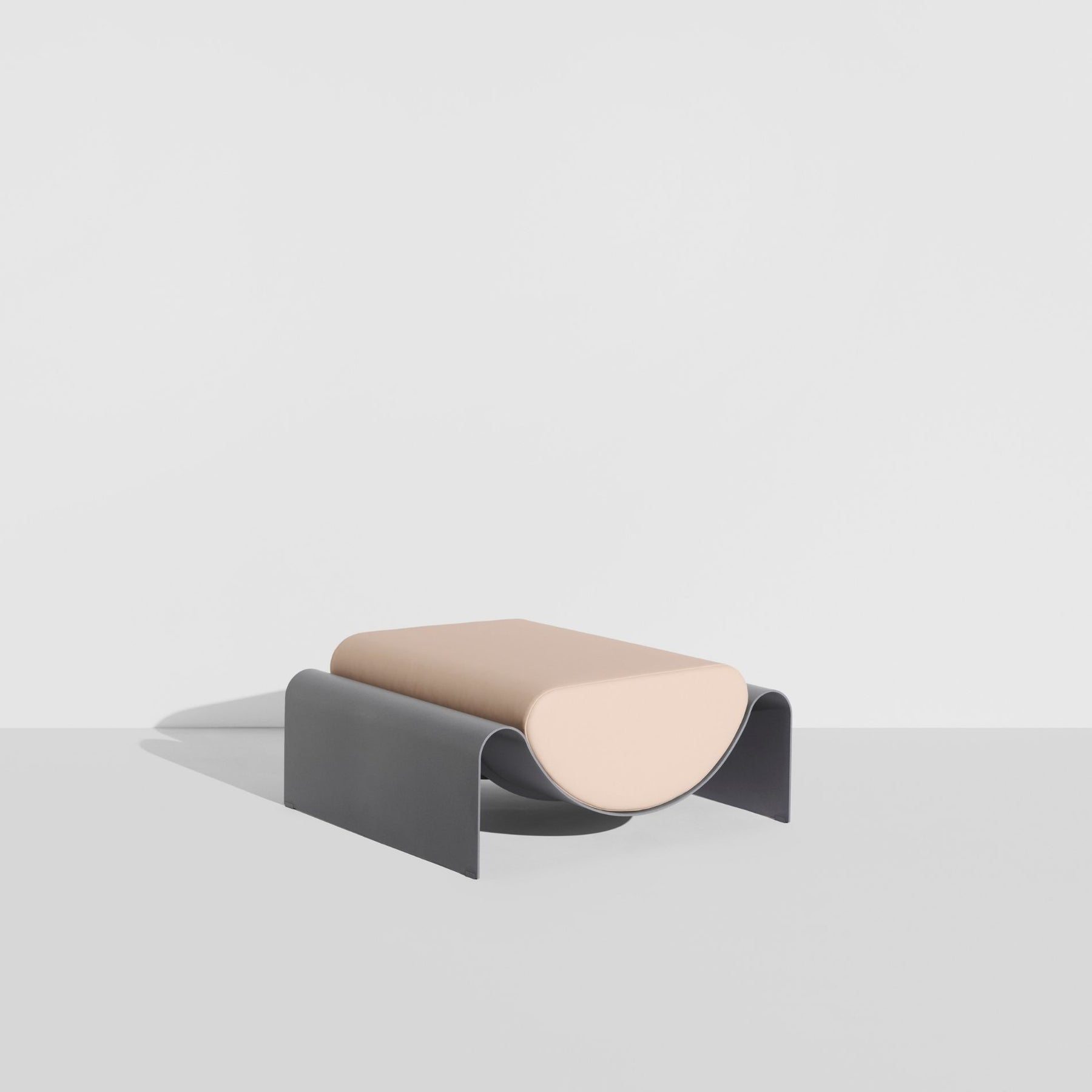 Ottoman Eclipse de Garnier & Pingree - Petite Friture-structure Gris pierre, coussin Haku-The Woods Gallery