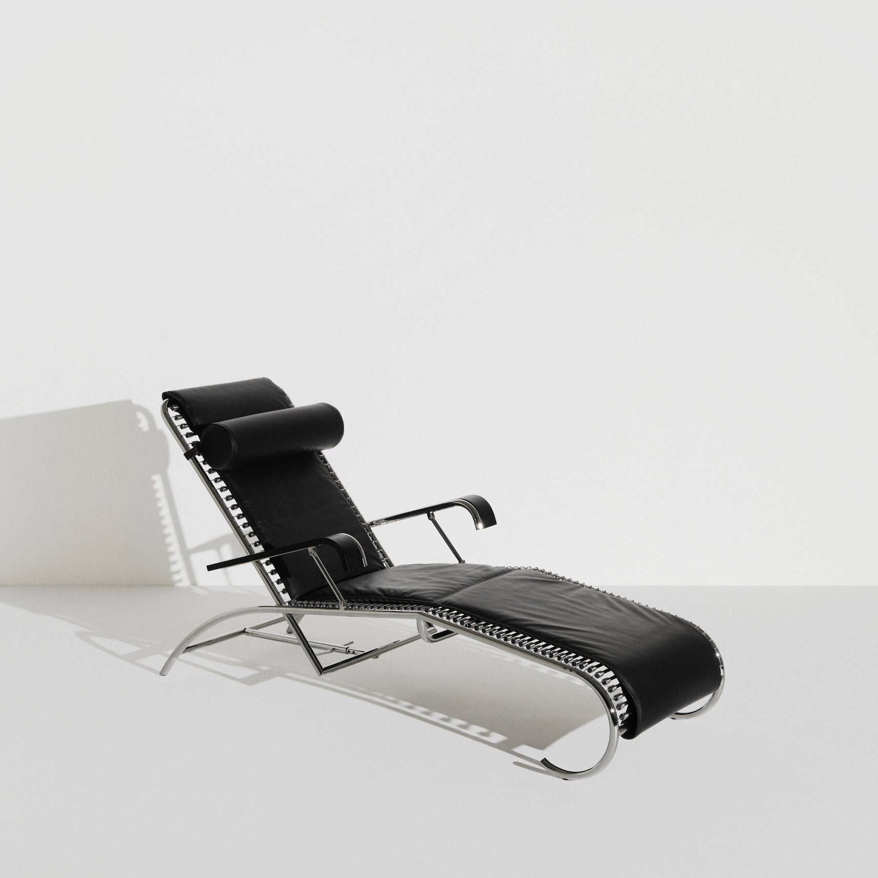 Chaise longue N°114 Sandows de René Herbst - Petite Friture-Noir-The Woods Gallery