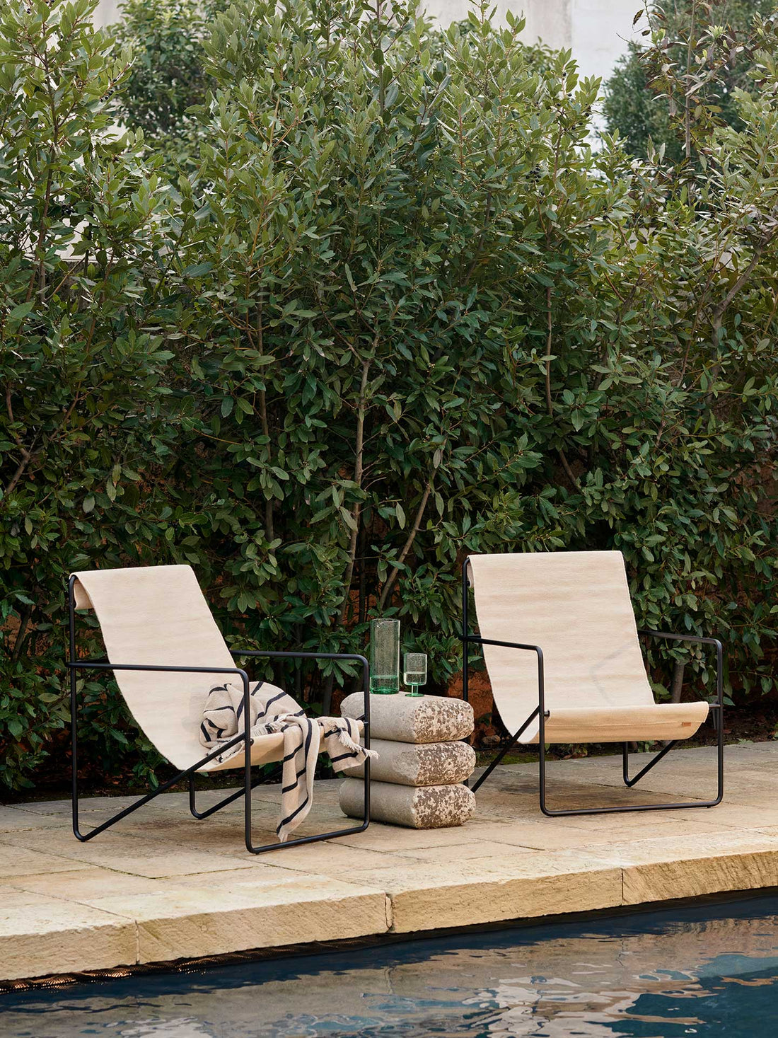 Fauteuil Desert - Ferm Living-Black - Cloud, en situation au bord d&