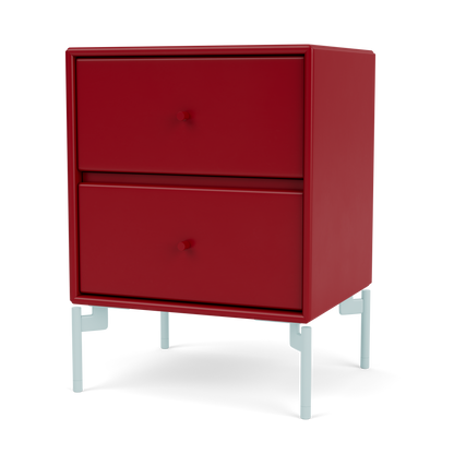Table de chevet Drift par Peter J. Lassen, laque 165 Beetroot, sur pieds 148 Flint, packshot Montana