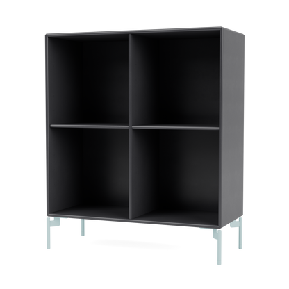 Module de Rangement Show par Peter J. Lassen, laque 36 Coal, sur pieds 148 Flint, packshot Montana
