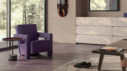 Fauteuil Utrecht 637 de Gerrit Thomas Rietveld - Cassina-en situation, version tissu violet (visuel Cassina)-The Woods Gallery